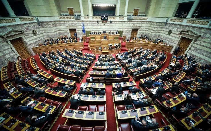Χαμός στη Βουλή με βουλευτές που χτυπούσαν τα έδρανα – Δείτε το βίντεο με τις στιγμές έντασης